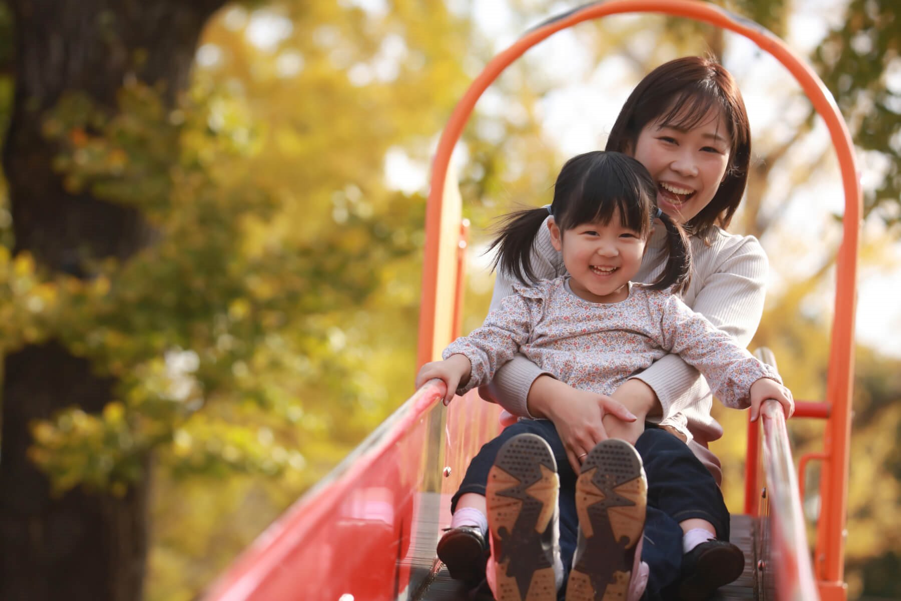 Parents and children playing on the slide at Fairway Children's Medical Group, West Covina - California